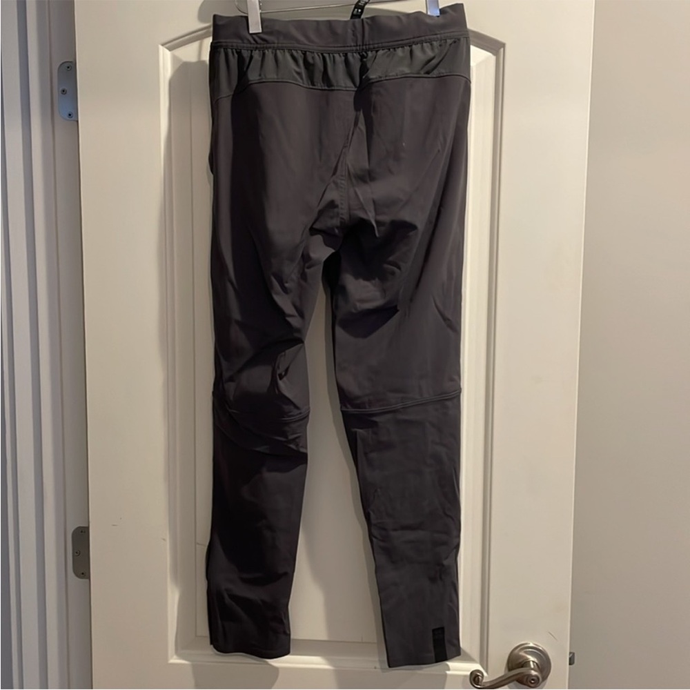 Men’s ten thousand gray interval pants, size small. Great condition!